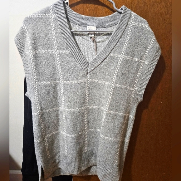 NWOT a new day gray sweater vest with white stripe design size s - Picture 2 of 5